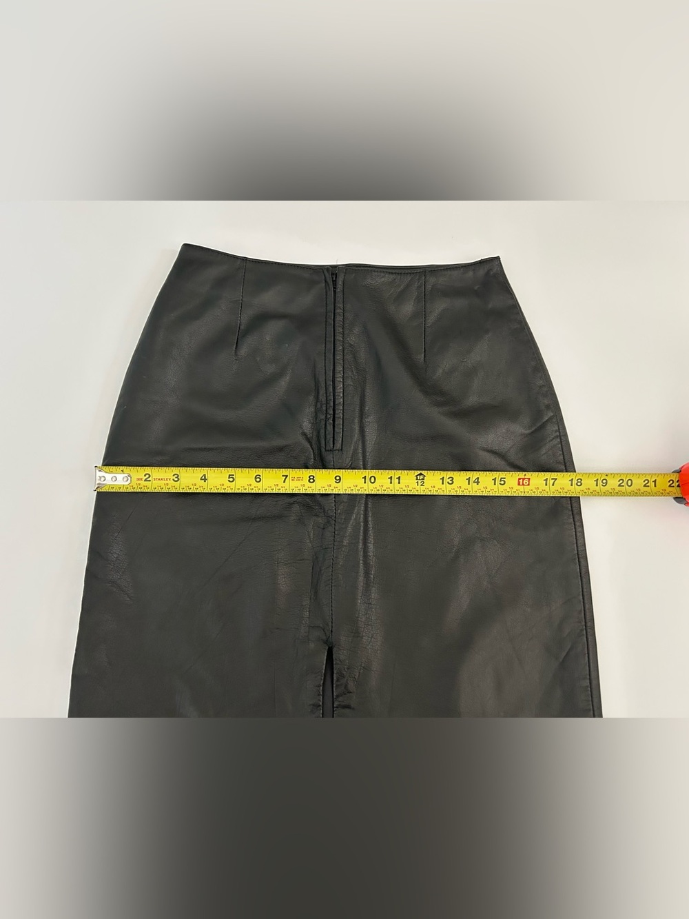 Vintage Wilson’s Leather Maxima Black Pencil Straight Skirt
90’s
Back Slit
Lined - Picture 10 of 11